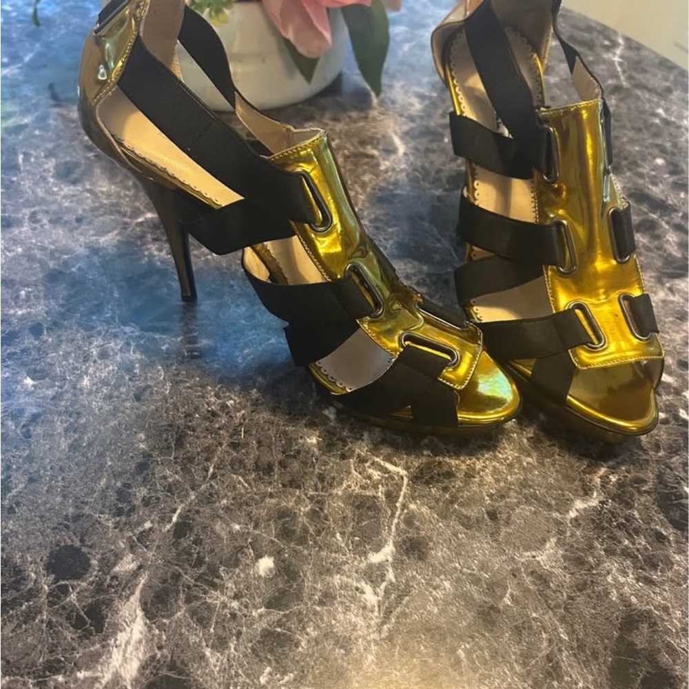 Oscar de la Renta Gold and Black Heels